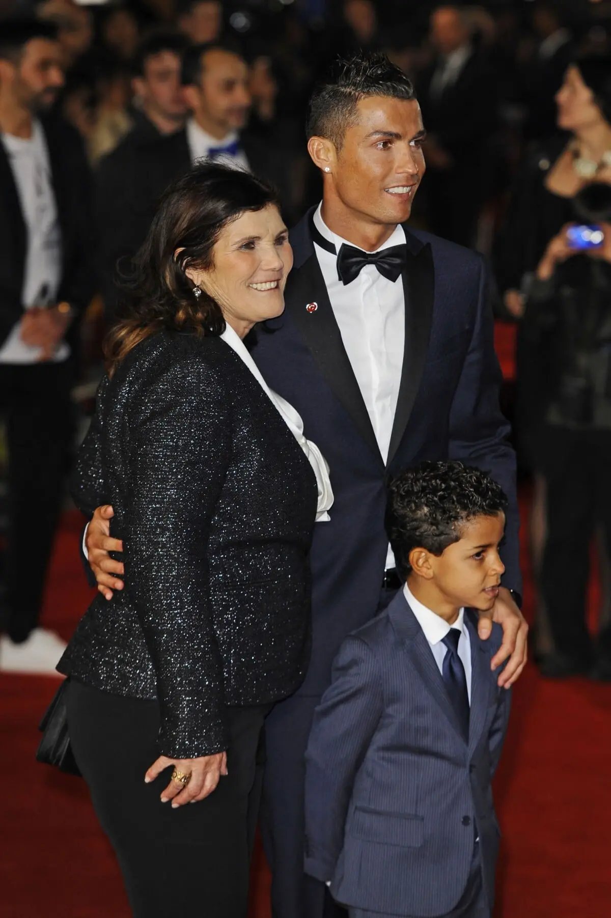 Cristiano Ronaldo avec sa mère Maria Dolores dos Santos Aveiro et son fils Cristiano Ronaldo Jr lors de la première du film "Ronaldo" à Londres le 9 novembre 2015 - Photo
