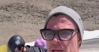 People Chris Hemsworth aux Deux-Alpes : l'acteur de Thor partage sa session de snowboard avec ses fils