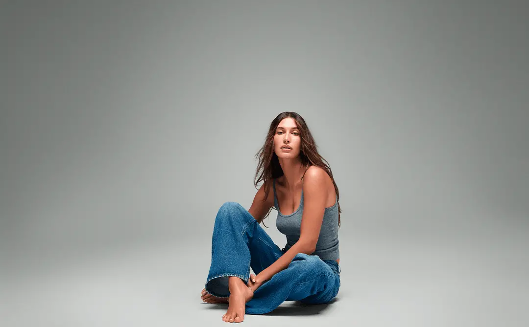 À quoi ressemble le jean parfait selon Hailey Bieber ?
