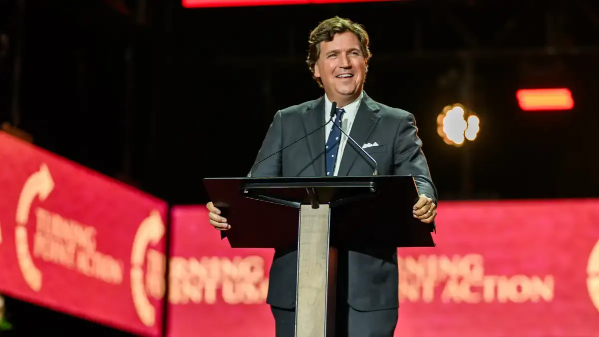Après les insultes de Trump, Tucker Carlson lui "accorde sa grâce"
