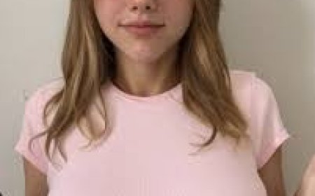 The Rise of Zooemoore: A New Wave Digital Influencer