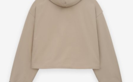 Essentials Hoodie – Perfect Blend of Comfort & Fashion