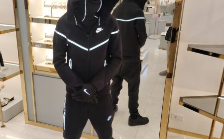 "Syna World Tracksuit: The Perfect Fusion of Fashion & Function"